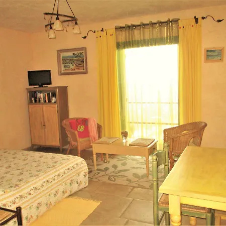 Les Mimosas B&B 멍똥